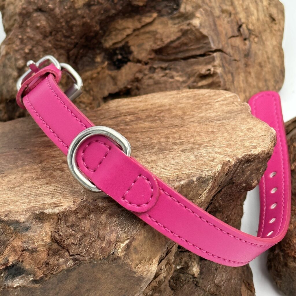 collier chat fushia