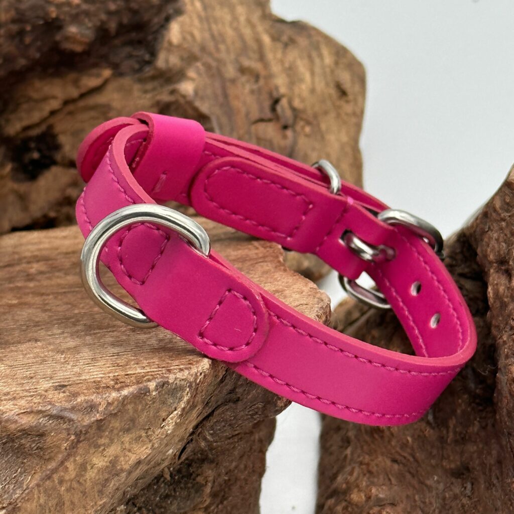 collier chat fushia